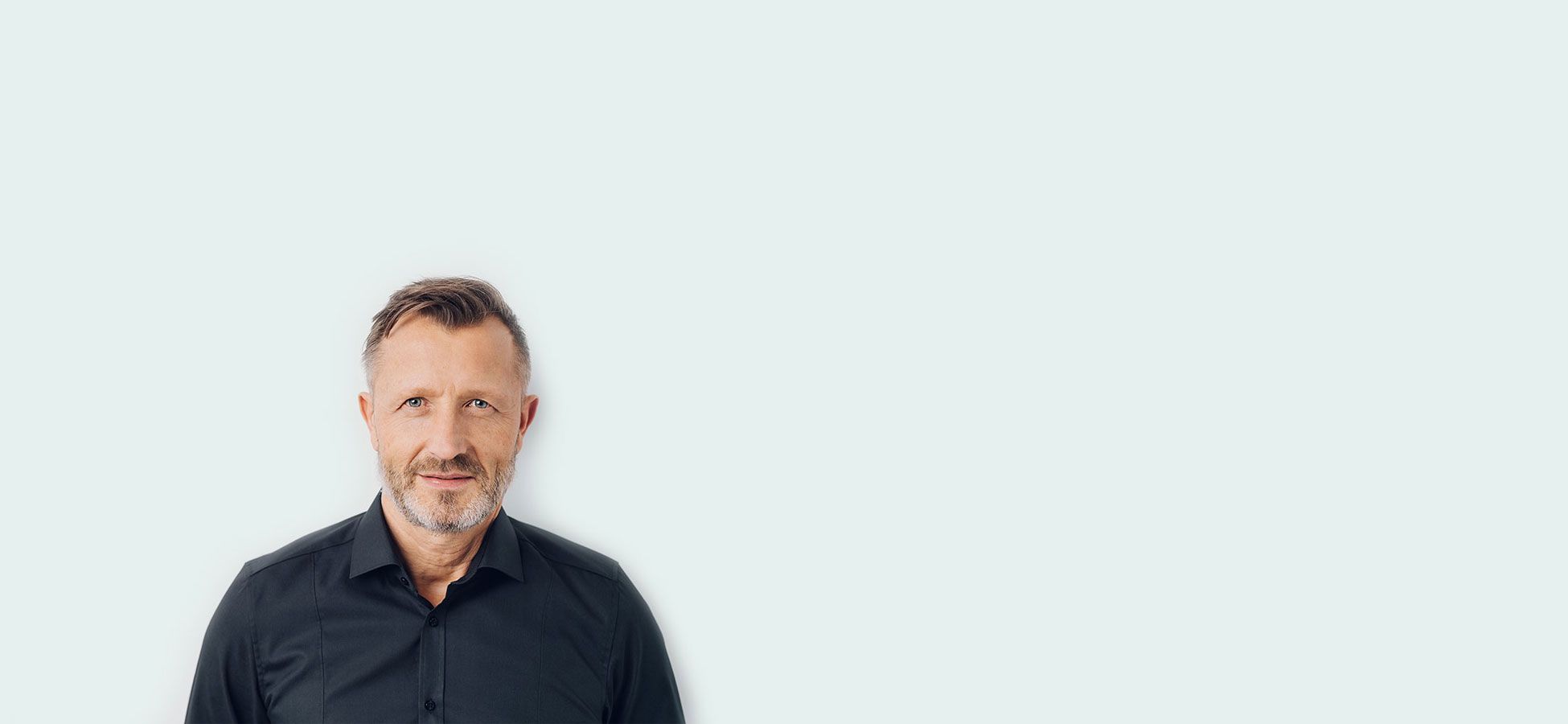 Ein Mann mit einem Haarsystem und Bart